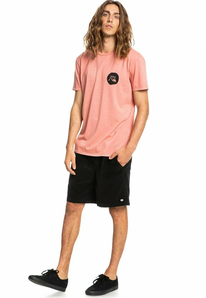 Quiksilver BE STILL MANCHES COURTES - T-shirt Imprimé - Rosette 2 Quiksilver BE STILL MANCHES COURTES - T-shirt Imprimé - Rosette â Image 2